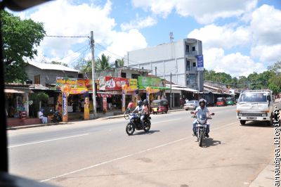 Rue typique d'une ville sri-lankaise moderne