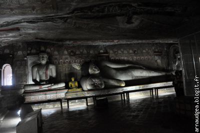Bouddha couché de Dambulla, dans sa grotte